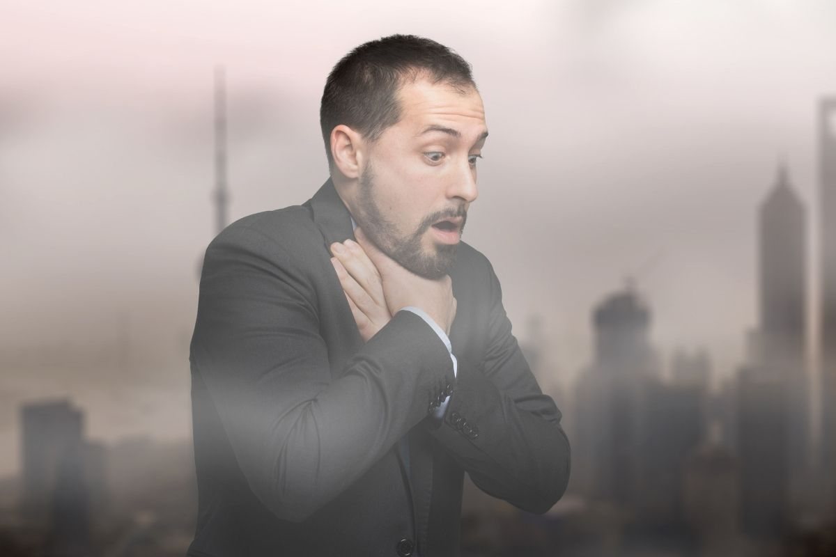 Uomo soffoca per lo smog